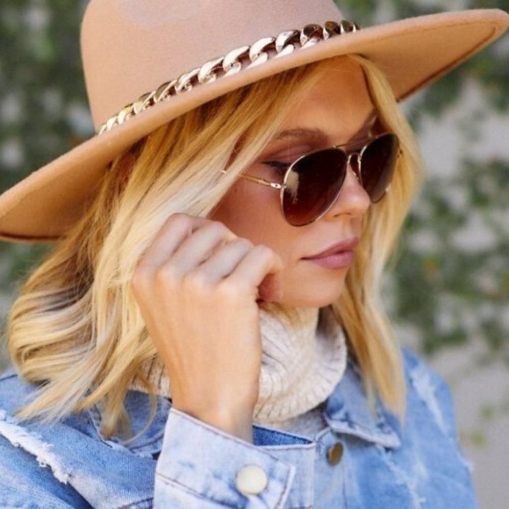 WIde BRIM FASHION HAT W/ CHAIN ACCENT